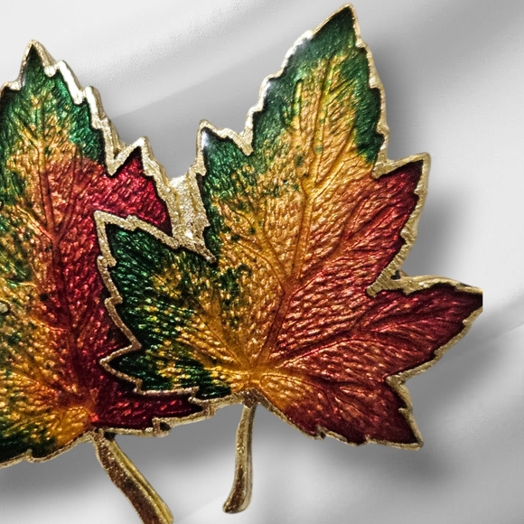 Vintage Double Maple Leaf Pin / Brooch - Picture 4 of 5